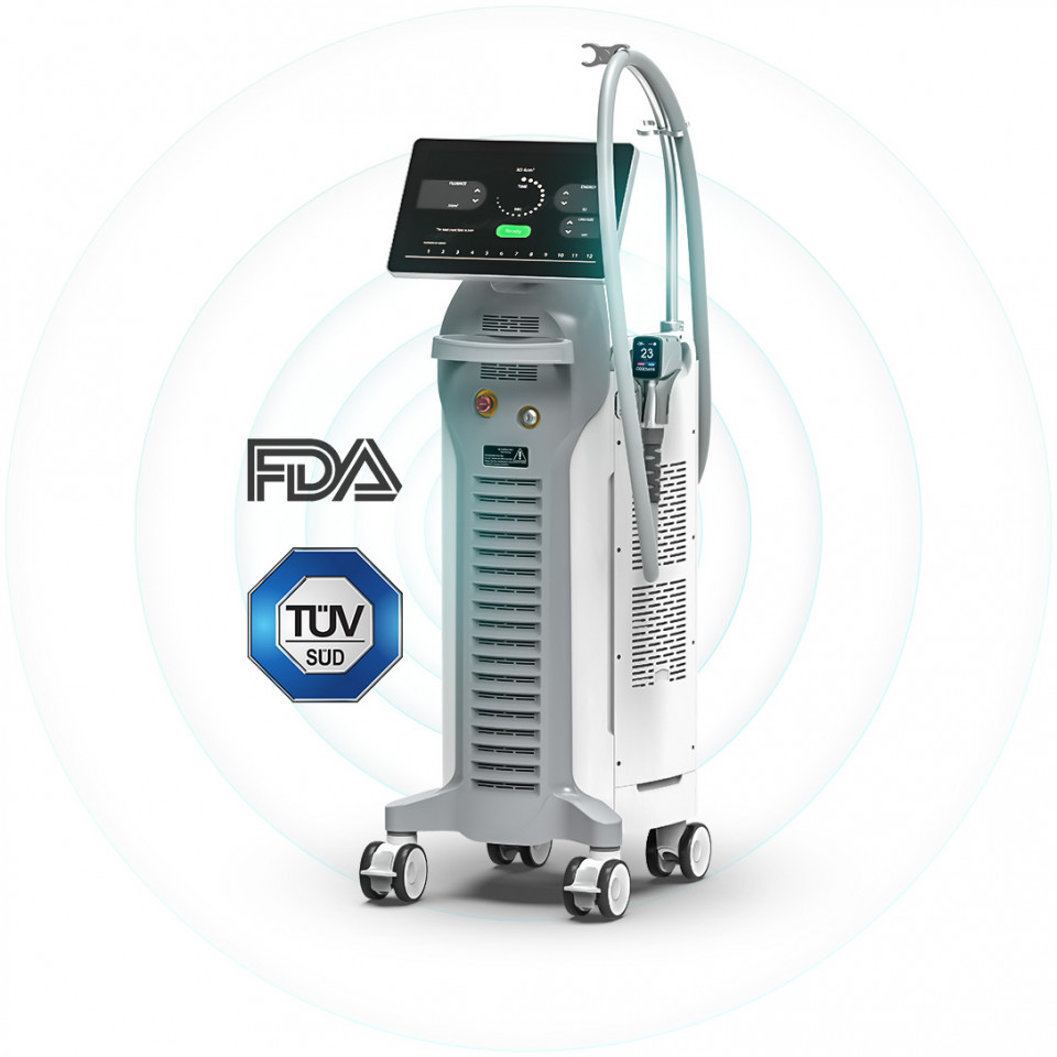 Na zdjęciu widzimy laser kosmetyczny SHR Focus X w białej wersji kolorystycznej wraz z panelem obsługi i głowicą. Na grafice widoczne są również oznaczenia certyfikatów TUV oraz FDA.